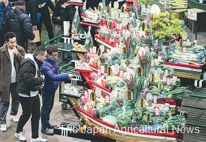Treasure boats decorated with vegetables are displayed for the first auction of the year at Ota wholesale market in Tokyo’s Ota Ward on Jan. 5.