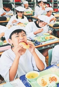 Students enjoying Olympics-themed school lunch (in Honjo City, Saitama Prefecture)