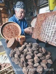 Noriyasu Kamoda has made art crafts from peach seeds for 50 years. (In Oe Town, Yamagata Prefecture)