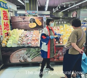  A salesperson promotes Japan-made fresh produce in Hong Kong in November.