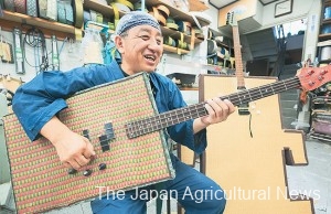 “I want to introduce tatami culture to the world,” Nishiwaki said while practicing the guitar in his workplace for a live performance next weekend. (In Kyoto City, Kyoto Prefecture)