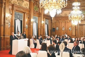 Yasuhiro Nakagawa, head of the Kyoto Prefectural Union of Agricultural Co-operatives, addresses guests at a dinner held in Tokyo’s Minato Ward.