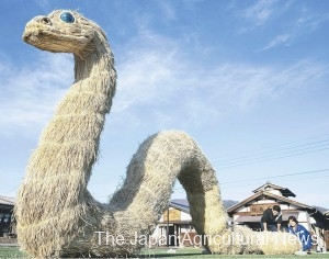 The straw art for the Year of the Snake is made of locally grown rice straw. Many visitors take photos and use the pictures for their New Year‘s greeting cards.