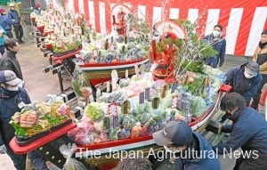 Treasure boats decorated with vegetables are displayed for the first auction of the year at Ota wholesale market in Tokyo’s Ota Ward on Jan. 5.