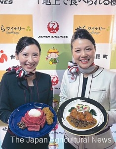 JAL flight attendants introducing the new dishes (in Sera Town, Hiroshima Prefecture; photo provided by Japan Agricultural Cooperatives Tourist Sanyo Branch)