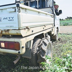 Rakurin, auxiliary wheels installed on a pickup truck’s rear tires, allows farmers to harvest even in muddy fields.