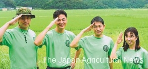 The members of the Agricultural Self-Defense Force. The leader, Matsugami, is the second from the left. (In Tako Town, Chiba Prefecture) 