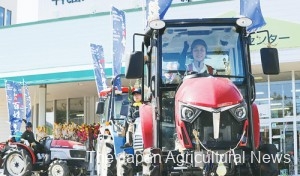 The farmers’ demonstration led by Nishihara started at a local agricultural cooperative office and proceeded around the town hall. (In Kitahiroshima Town, Hiroshima Prefecture)