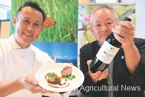 Norihiko Fujiki (left), head of the Japan Gibier Promotion Association, and Mercian Corporation’s Mitsuhiro Anzo show a steak dish made of a backstrap of deer that grew up in the Yatsugatake Mountains on the border of Yamanashi and Nagano prefectures, and Japanese wine Chateau Mercian Mariko Merlot, in Tokyo’s Chuo Ward.