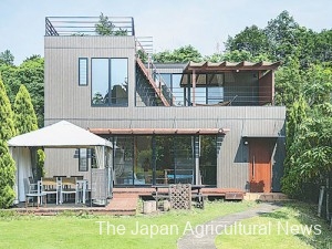 Grande Cottage, the highest-grade cottage among the three types of second homes. The two-story building is priced at 37 million yen excluding tax and land cost. PHOTO COURTESY OF THE FARM