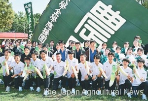 The runners of Tokyo University of Agriculture celebrating their advancement to the Hakone Ekiden main race (at Showa Kinen Park in Tachikawa City, Tokyo)
