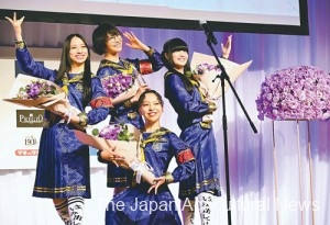 New School Leaders striking a pose, holding Eustoma bouquets (in Shibuya Ward, Tokyo)
