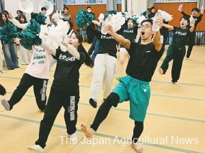 Members of Leader Club, Cheerleading Club, and Brass Band Club practice together for cheering ahead of Hakone Ekiden. (In Setagaya Ward, Tokyo)