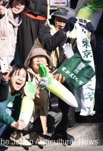 Misao Ito (right) and Mutsu (middle) cheering on their grandson Yua Kanno, the 9th leg (on January 3 in Yokohama City, Kanagawa Prefecture)